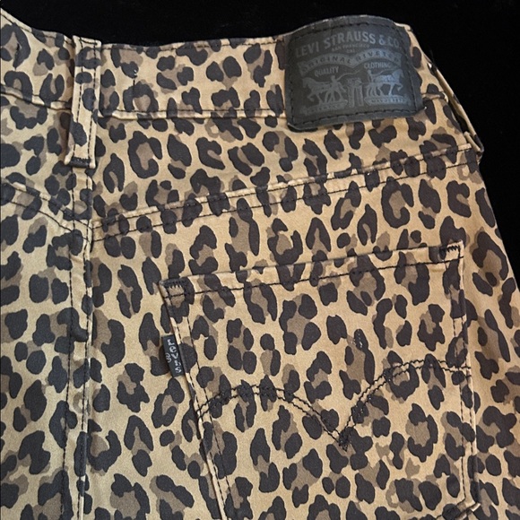 Levi’s Women’s Leopard Print Pants - Picture 2 of 3